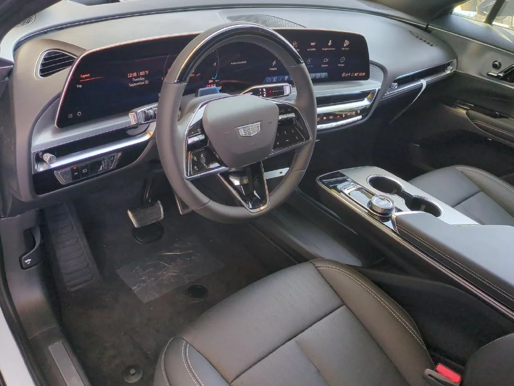 New 2027 Vibrant White Tricoat Cadillac Luxury image 11