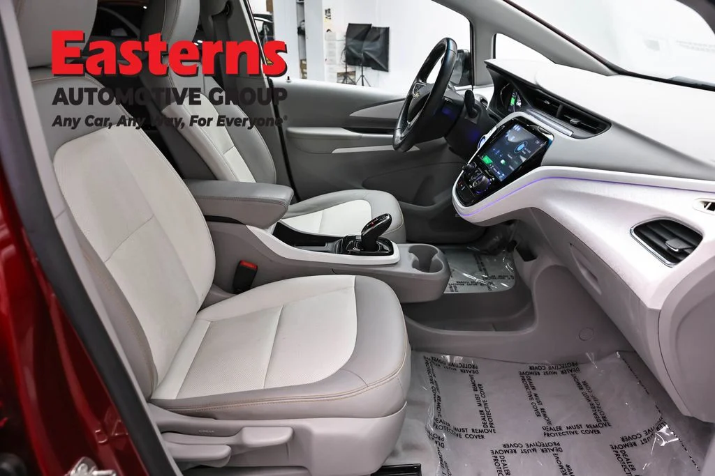 Used 2018 Red Chevrolet Premier image 25