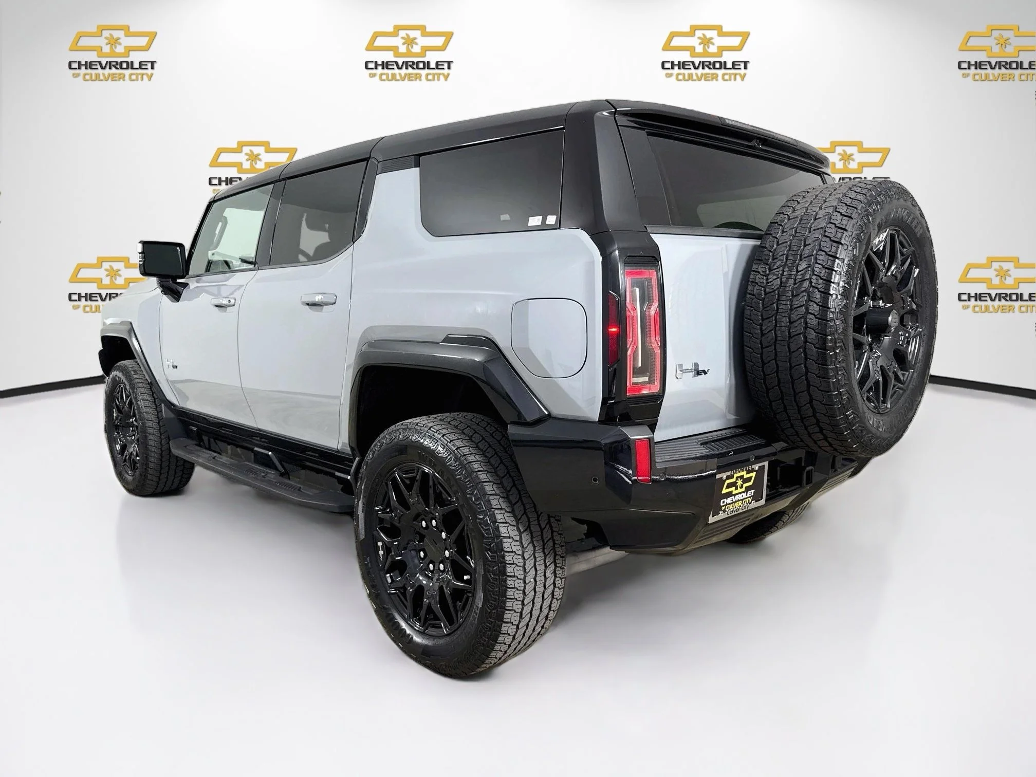 Used 2025 Meteorite Metallic (Grey) GMC 2X image 6