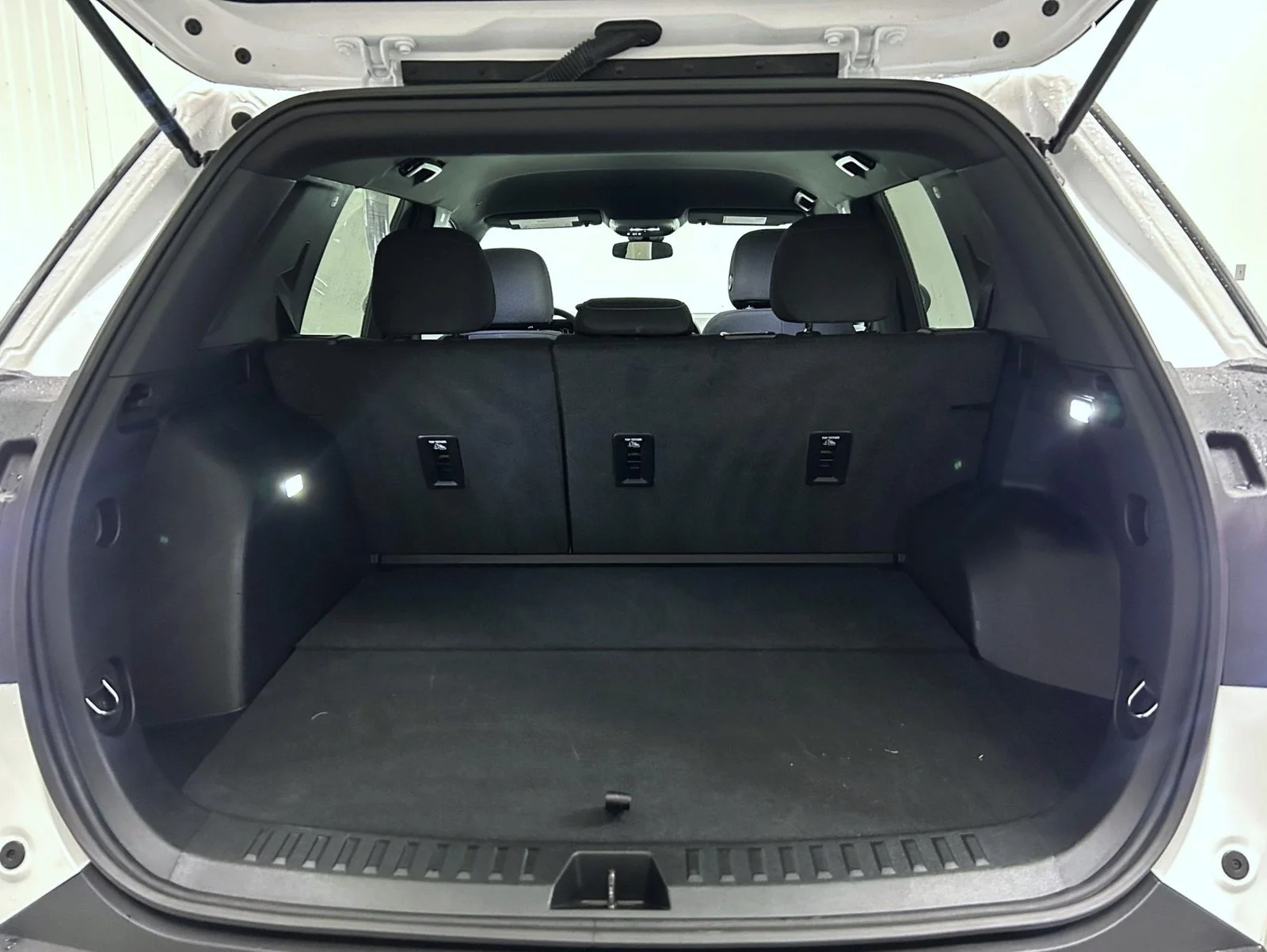 Used 2026 White GMC Elevation image 21