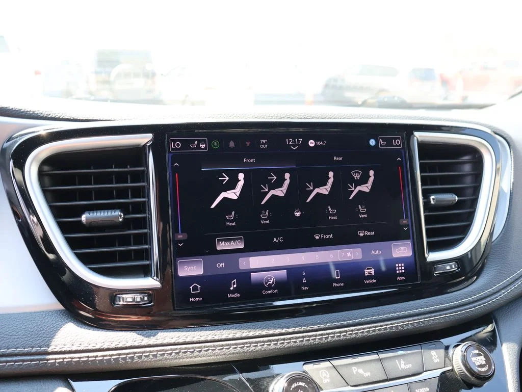 Used 2025 White Chrysler Limited image 36