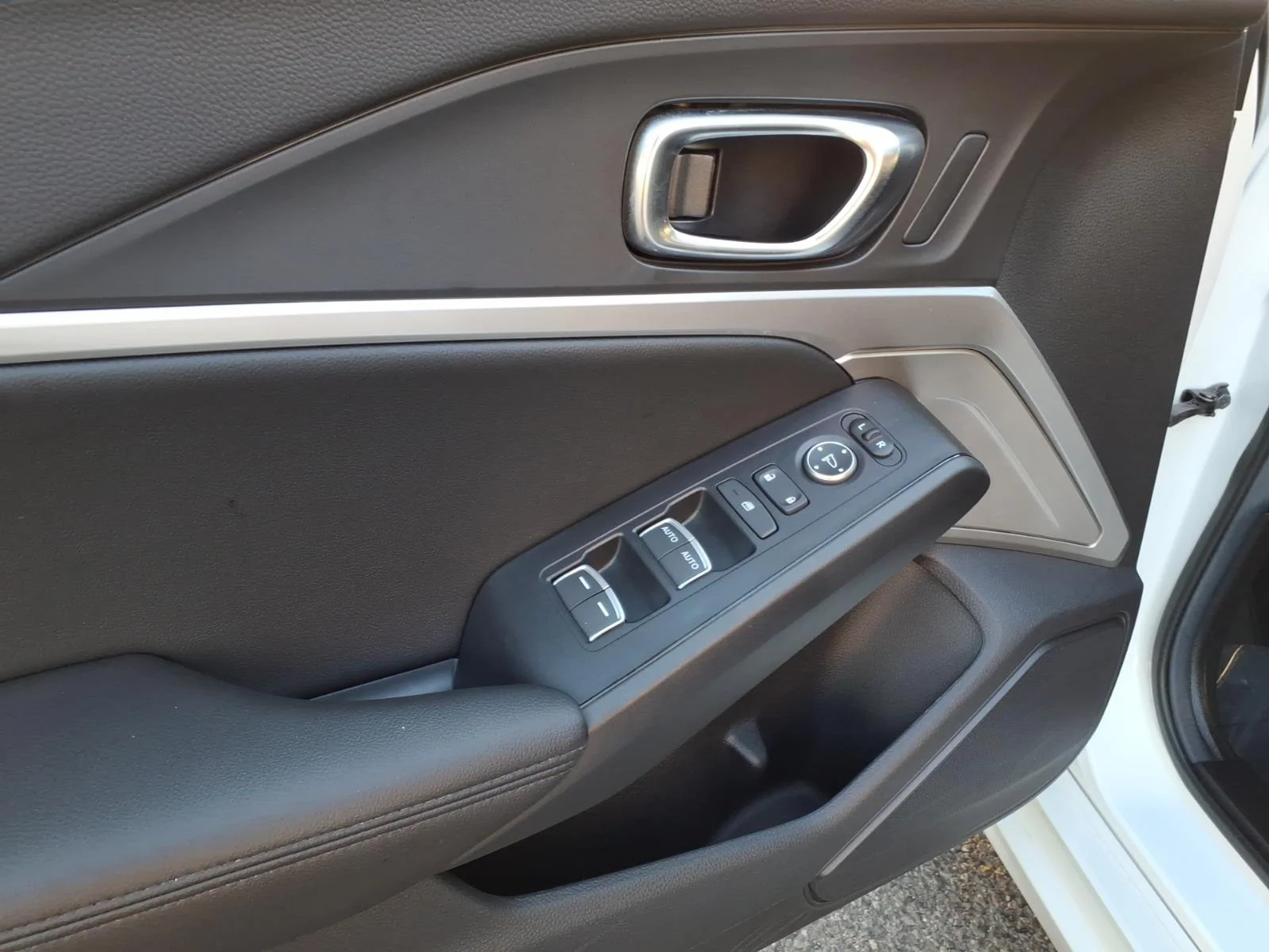 Used 2025 Platinum White Pearl Acura INTEGRA image 18