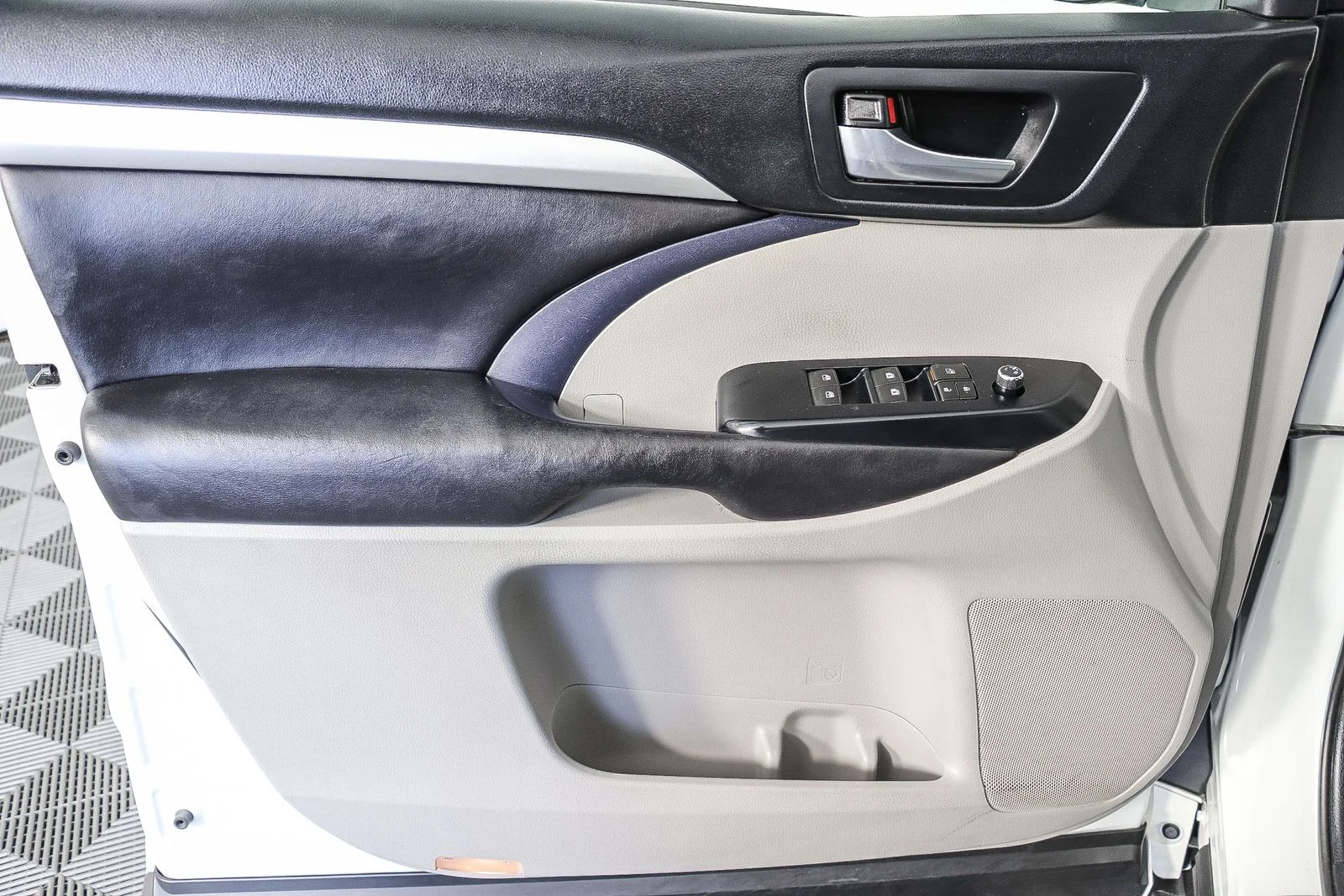 Used 2018 White Toyota XLE image 18