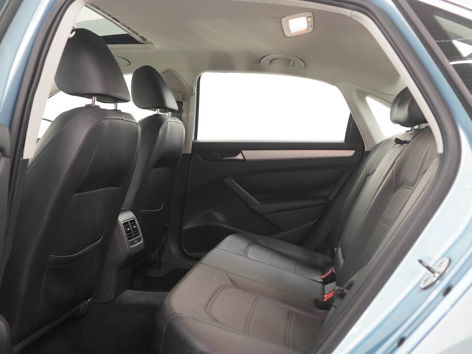 Used 2013 Glacier Blue Metallic Volkswagen 2.5 SE image 16