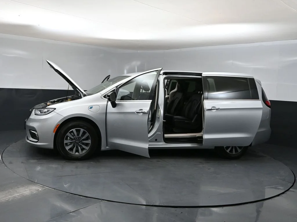 Used 2024 Silver Chrysler Select image 45