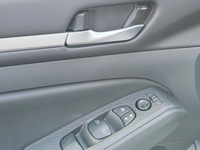 New 2026 Gray Sky Pearl / Super Black Two-tone Nissan SR image 18