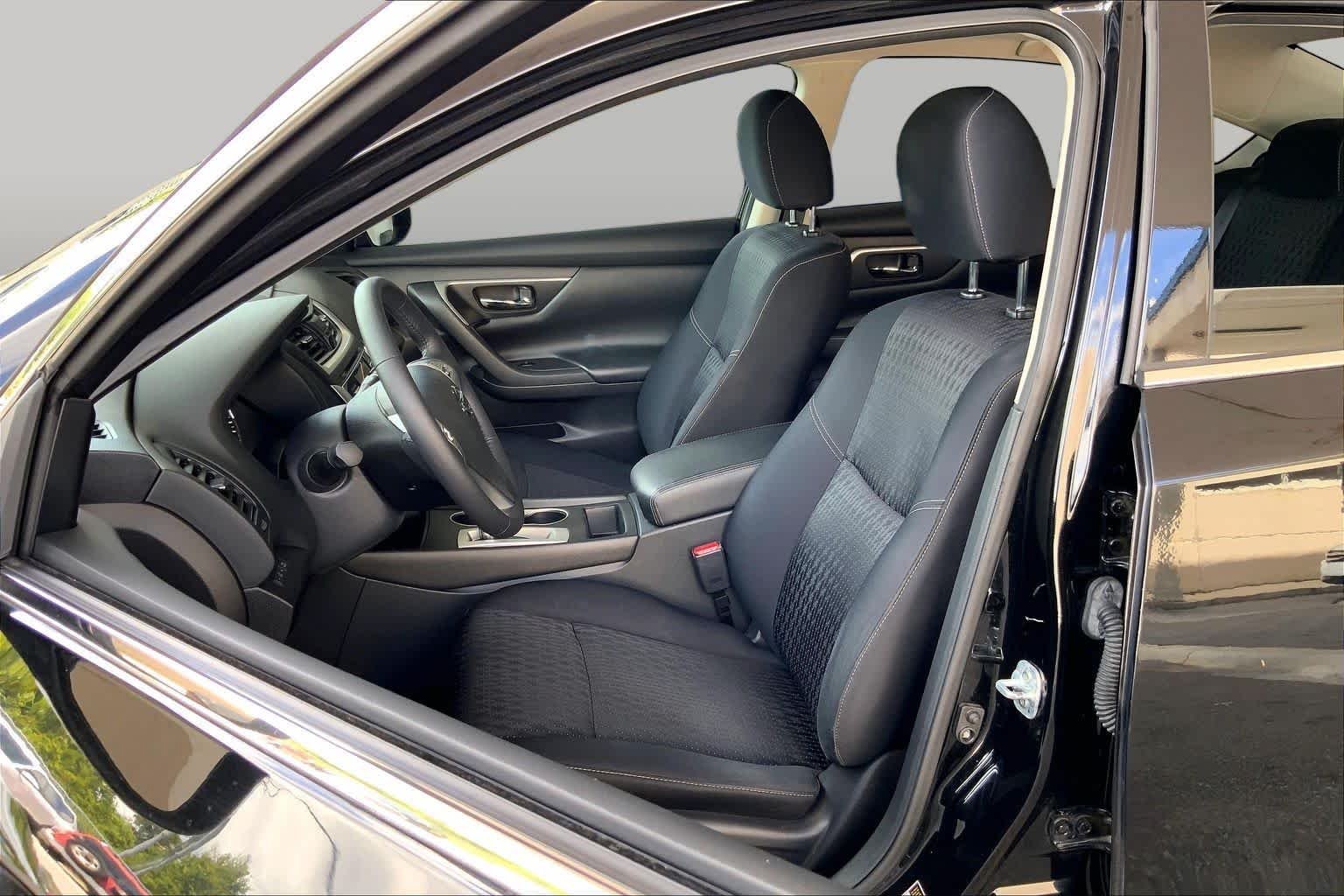 Used 2016 Super Black Nissan 2.5 SV image 8