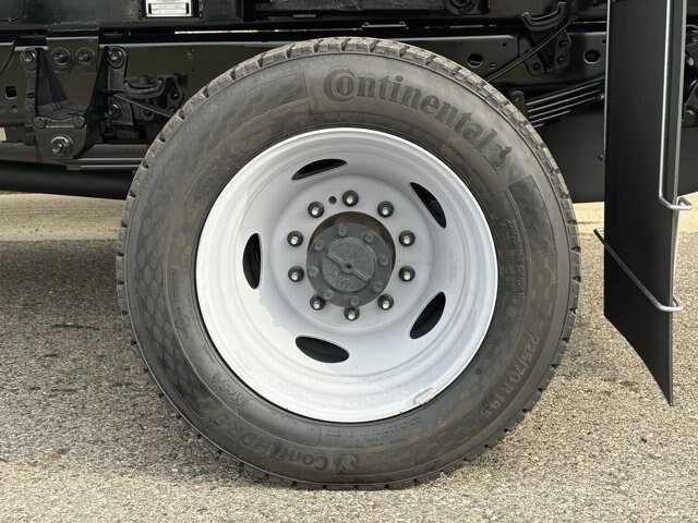 2026 Ford F-550 Super Duty Chassis Cab XL - Photo 33