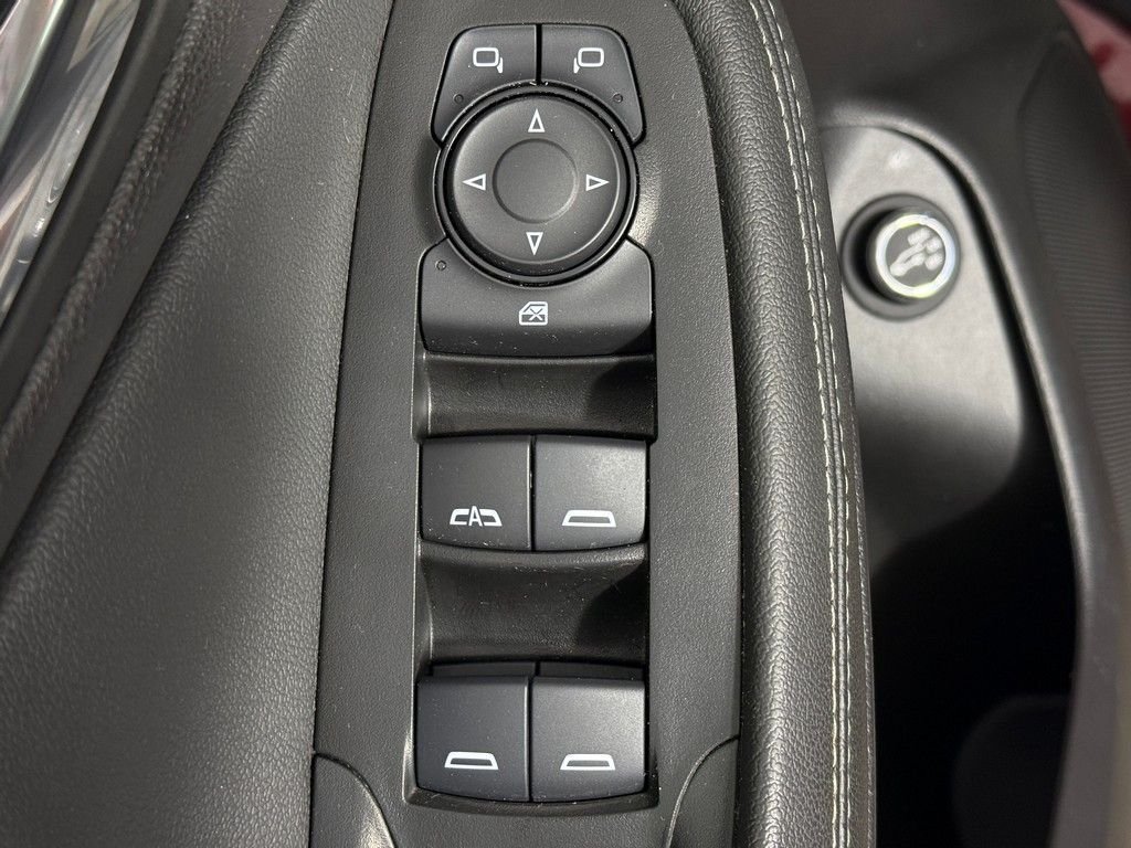 Used 2023 Red Buick Select image 32