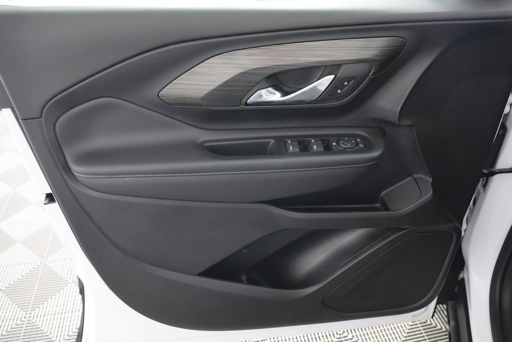 Used 2023 White GMC SLE image 24