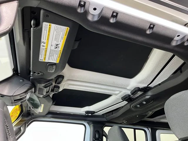 Used 2026 White/off-white Jeep Sport S image 18
