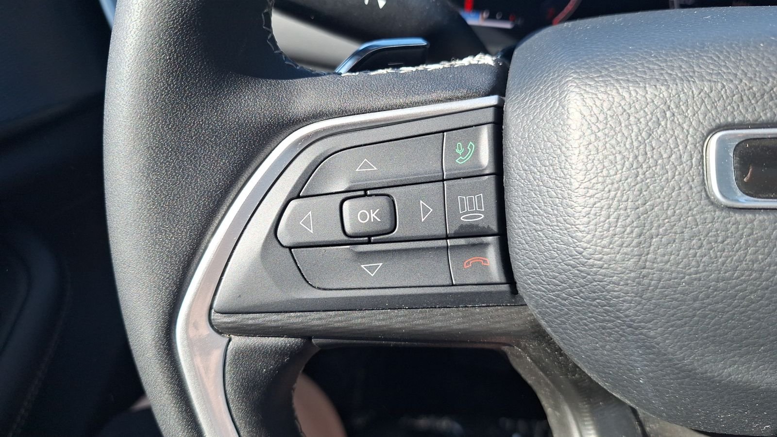 Used 2025 Black Jeep Laredo image 20