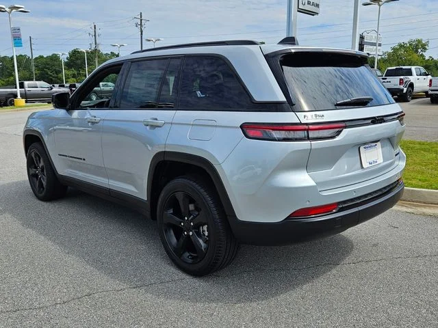 New 2025 Silver Zynith Exterior Paint Jeep Limited image 11
