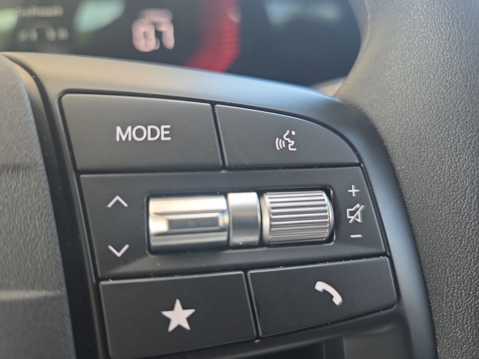 Certified Used 2025 Snow White Pearl Kia LX image 23