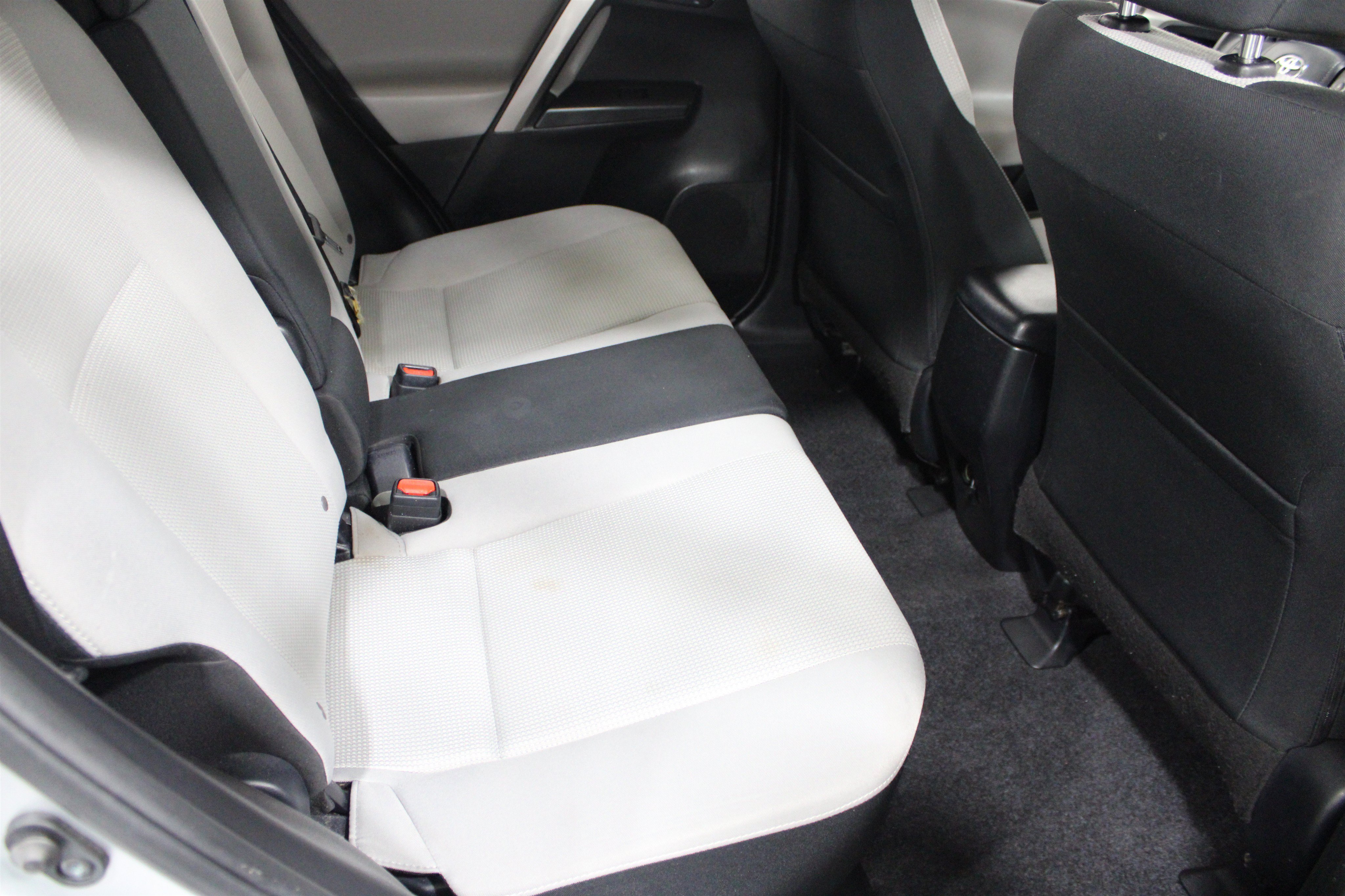 Used 2018 Silver Sky Metallic Toyota XLE image 23