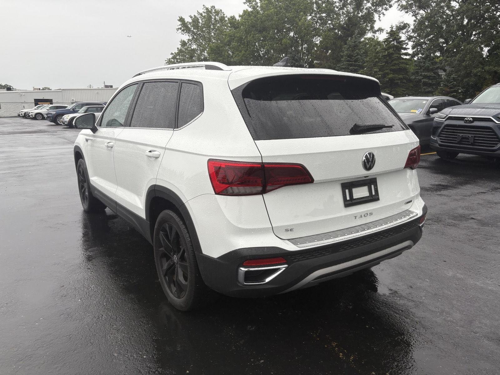 Used 2022 Pure White Volkswagen SE image 6