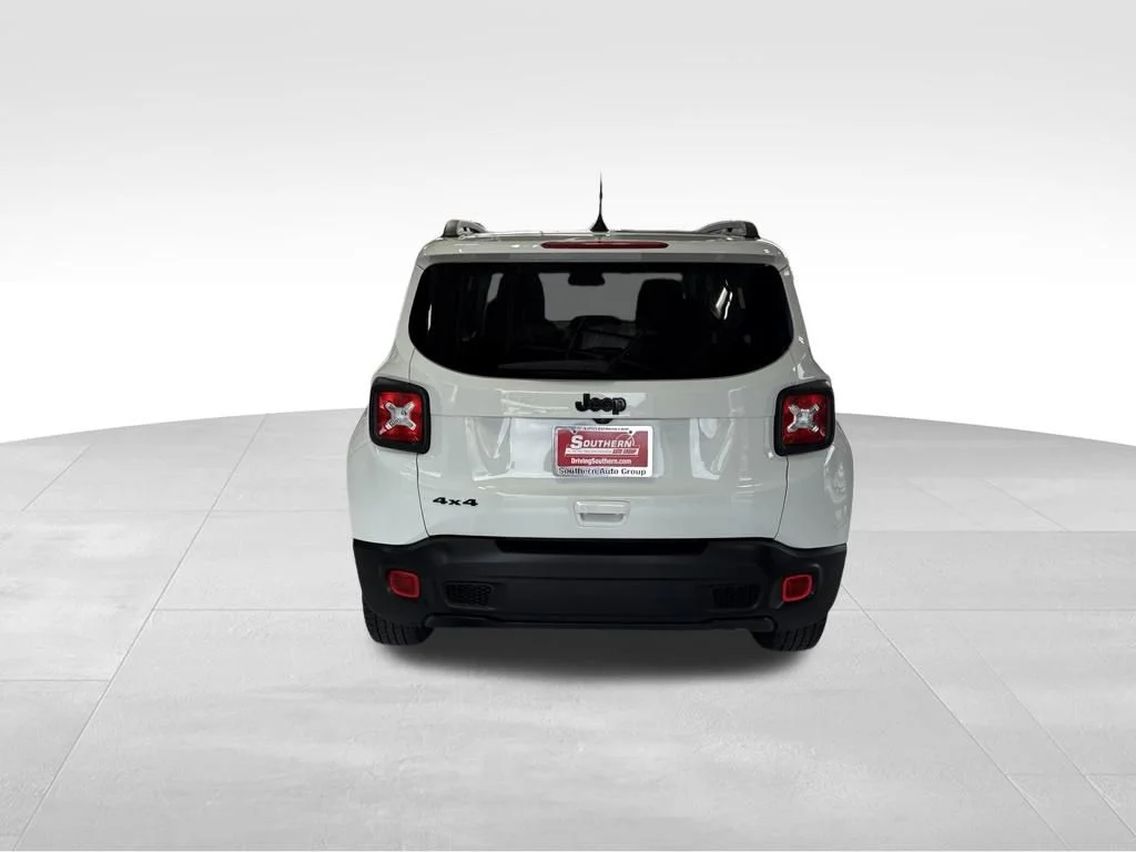 Used 2023 White Jeep Latitude image 4