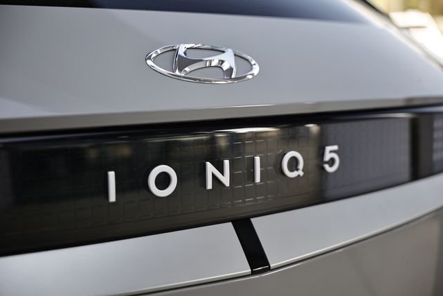 Used 2023 Cyber Gray Hyundai SE image 10