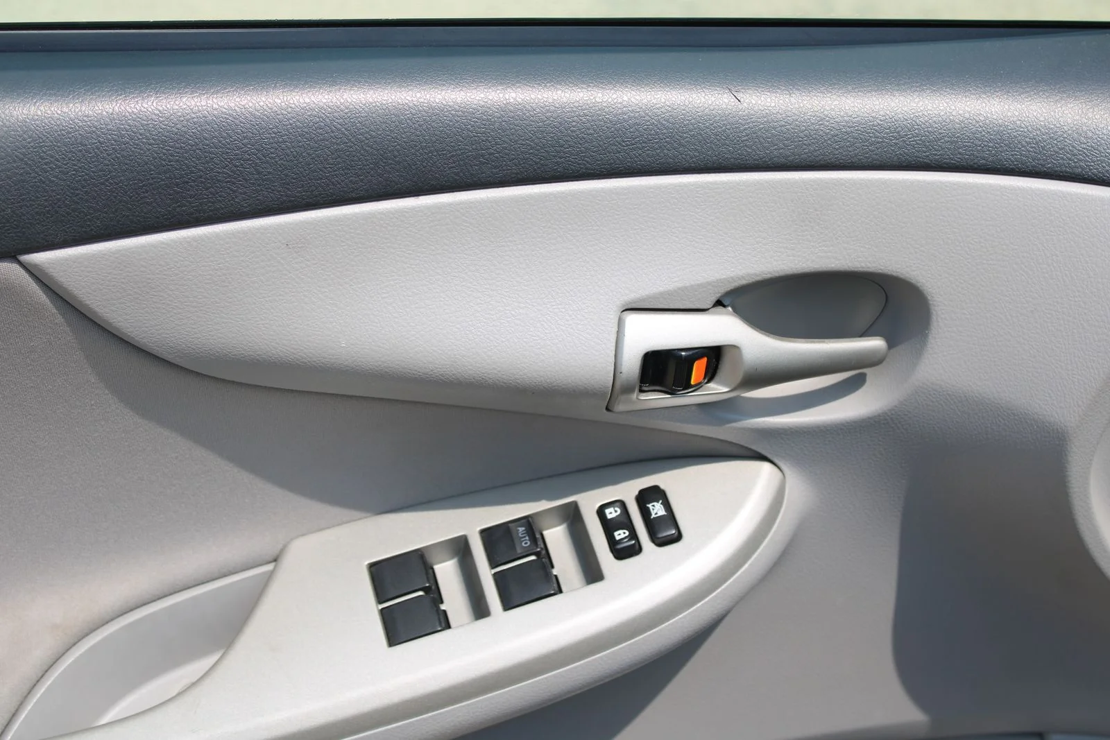 Used 2013 Black Toyota LE image 10
