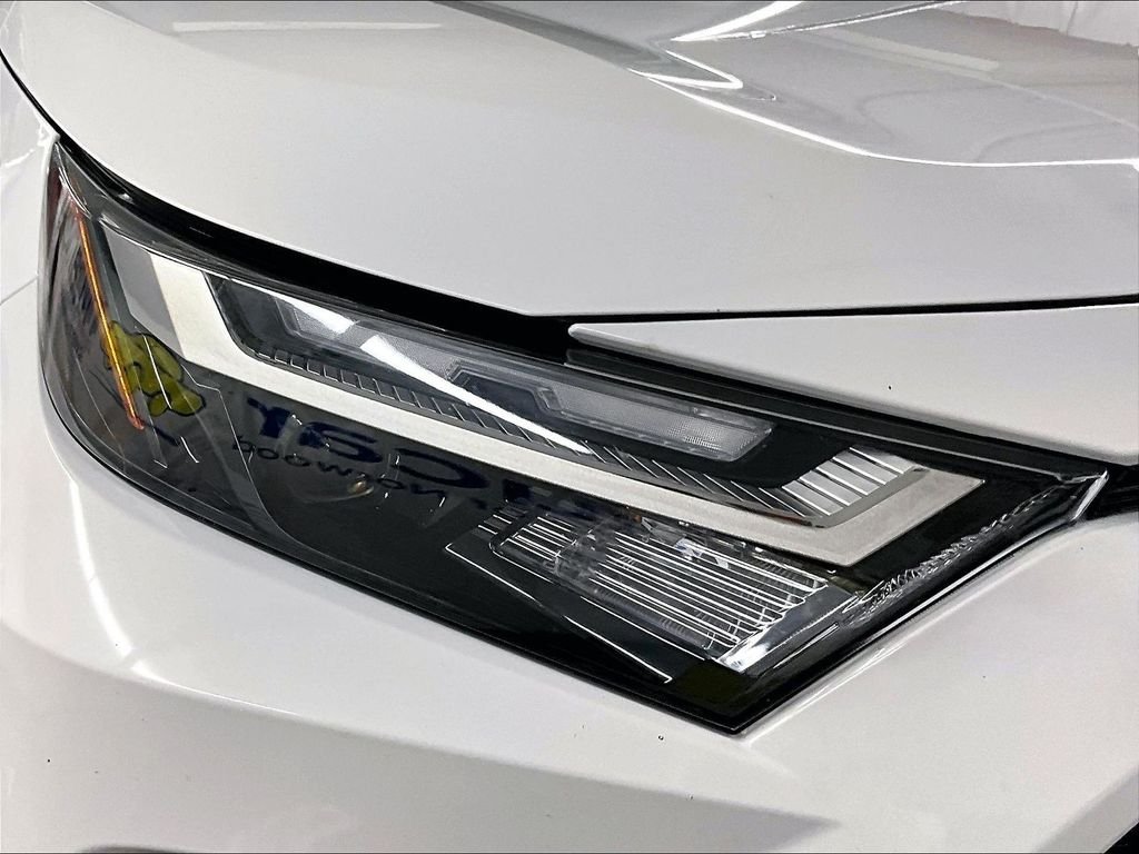 Used 2025 White Toyota LE image 31