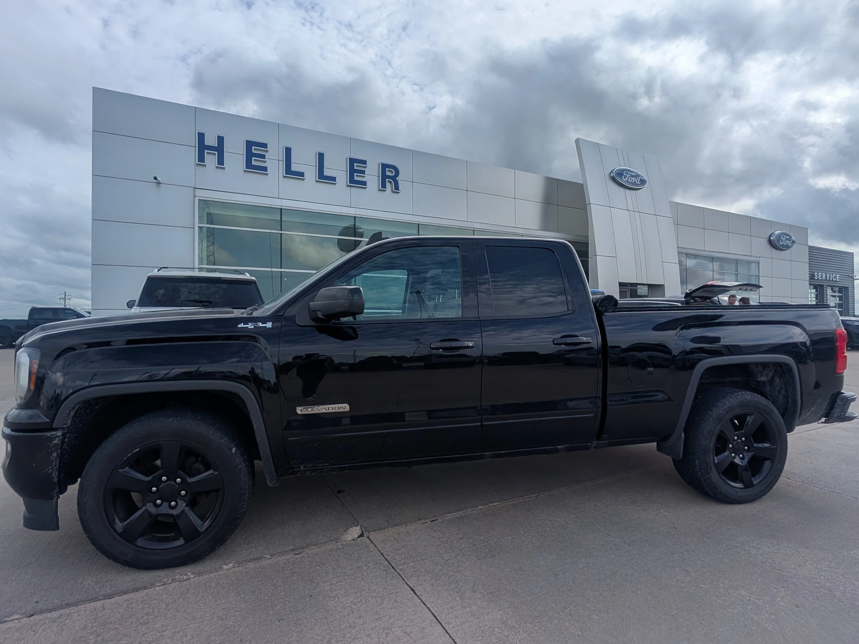 Used 2017 Onyx Black GMC Base image 3