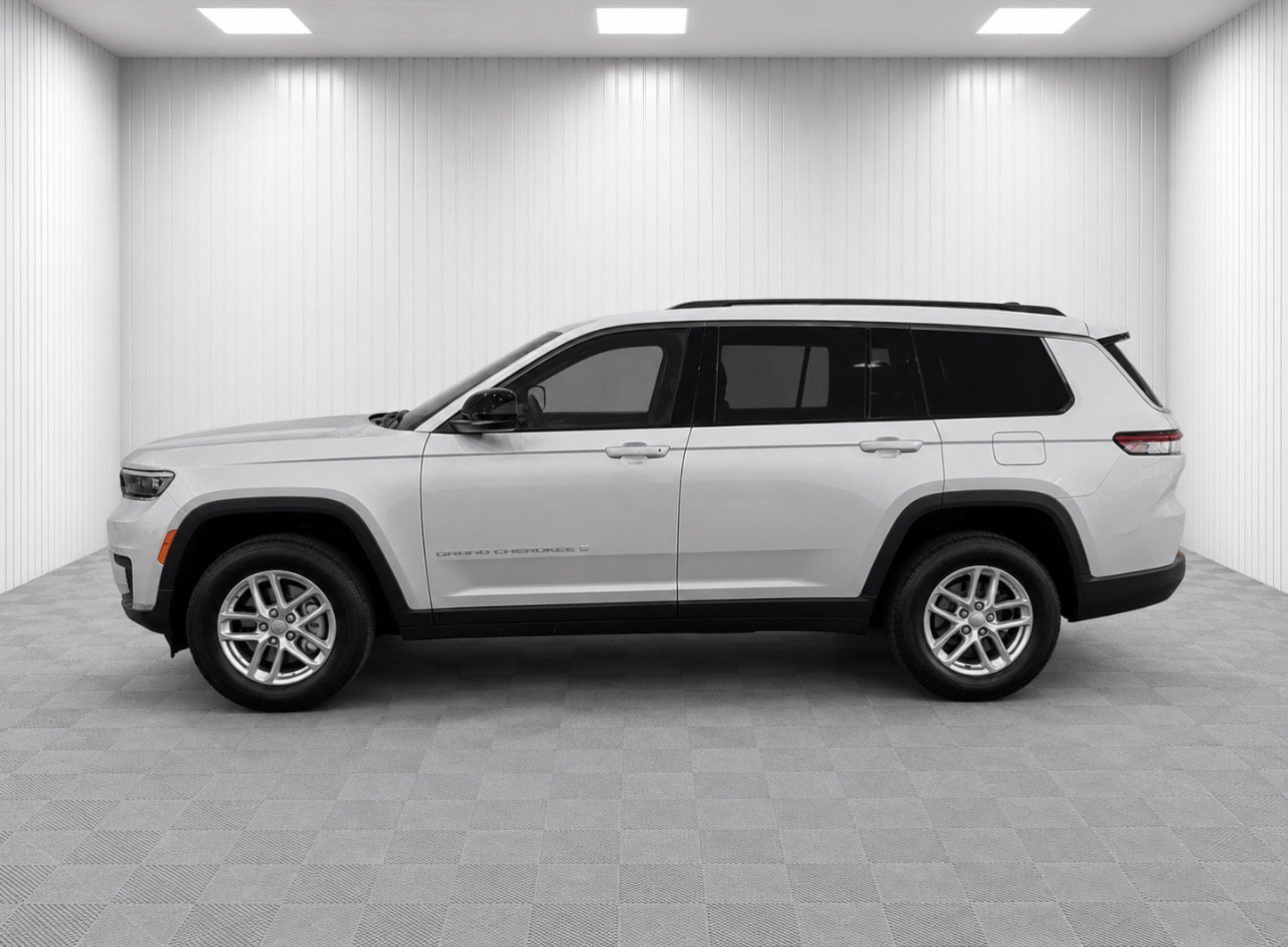 Used 2025 Silver Zynith Jeep Laredo X image 7