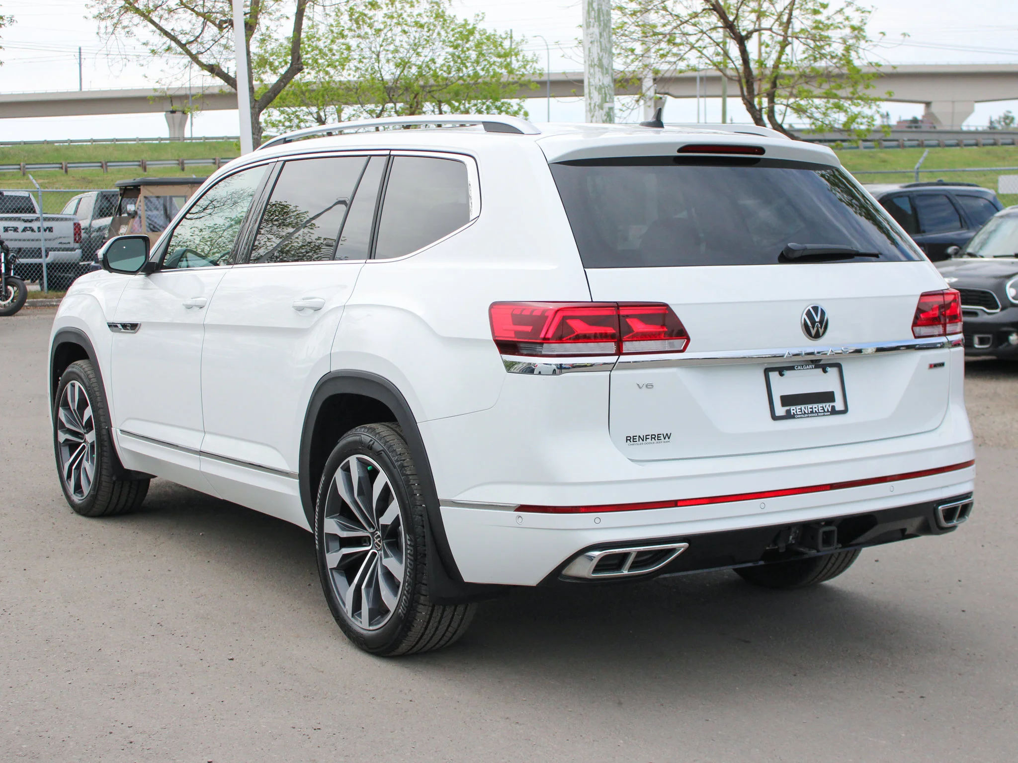 Certified Used 2022 White Volkswagen Execline * R-Line | No Accidents | V6 | Apple CarPlay | Fender Audio | Heated Seats | Sunroof image 13