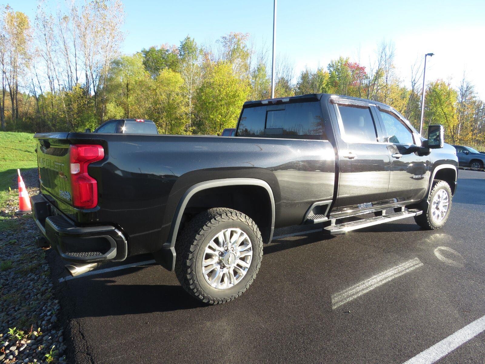 Used 2022 Mosaic Black Metallic Chevrolet High Country image 12