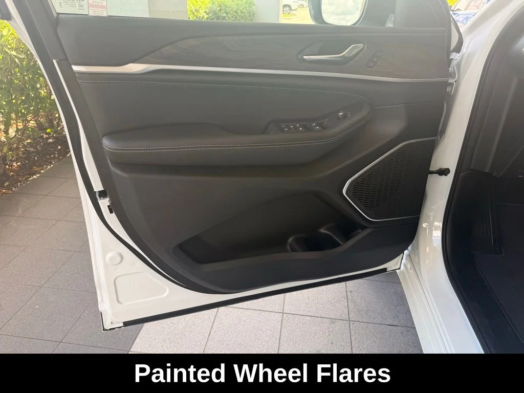 New 2026 Bright White Clear-Coat Exterior Paint Jeep Limited Reserve image 30