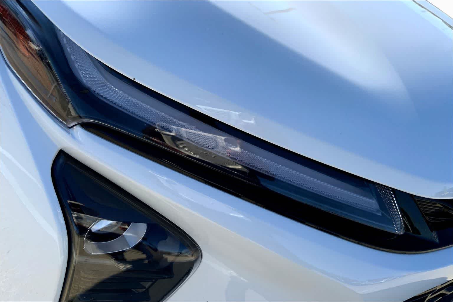 Used 2025 Summit White Chevrolet ACTIV image 27