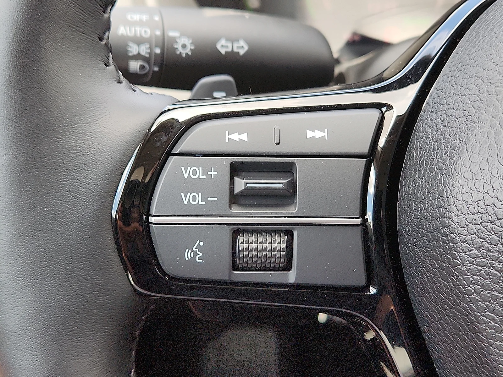 Used 2025 Solar Silver Metallic Honda Touring image 15