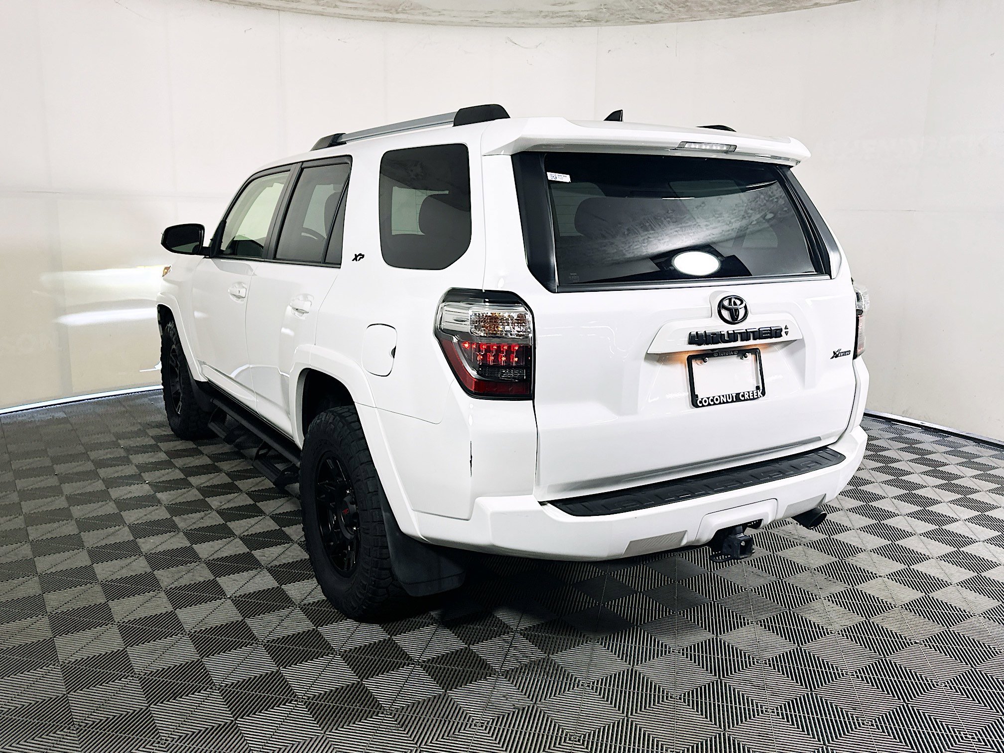 Used 2022 White Toyota SR5 image 5