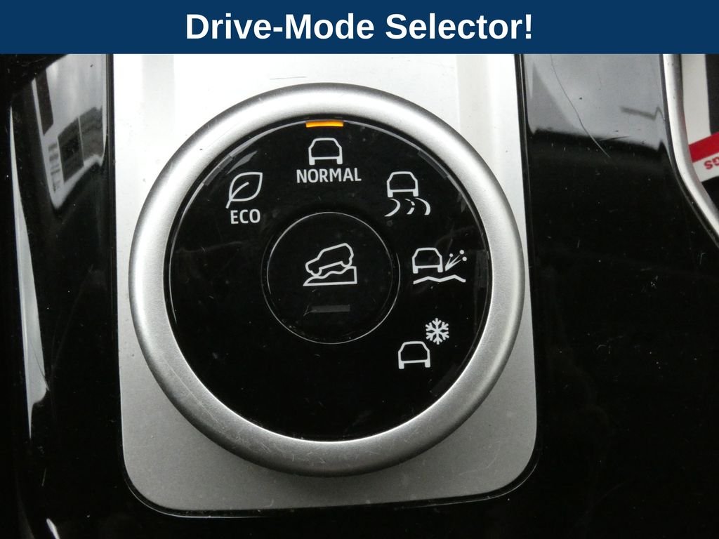 Used 2025 Silver Mitsubishi SE image 21