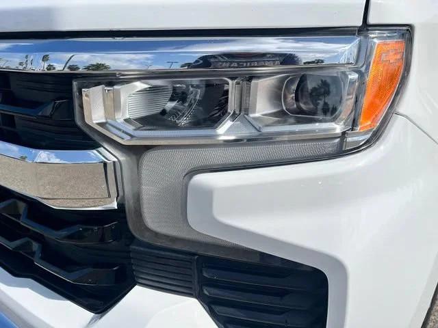 Used 2025 Summit White Chevrolet LT image 4