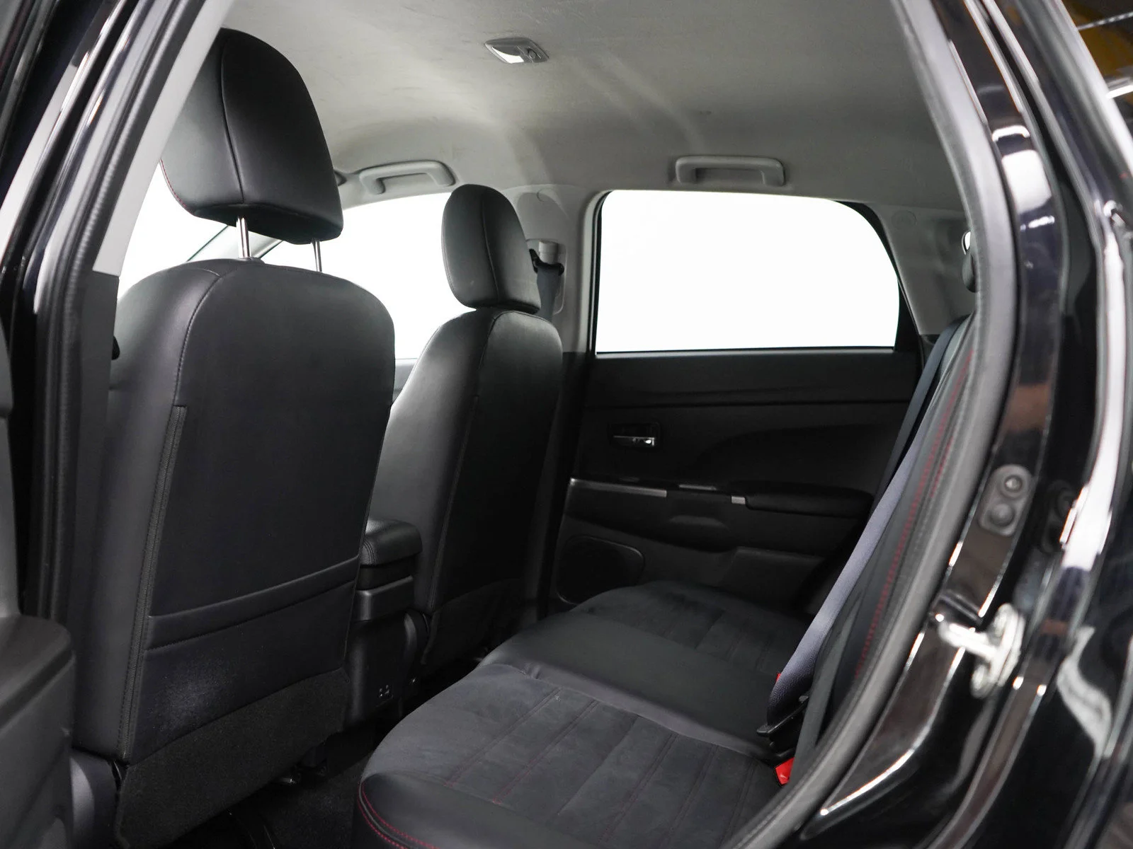 Used 2024 Black Mitsubishi SE image 17