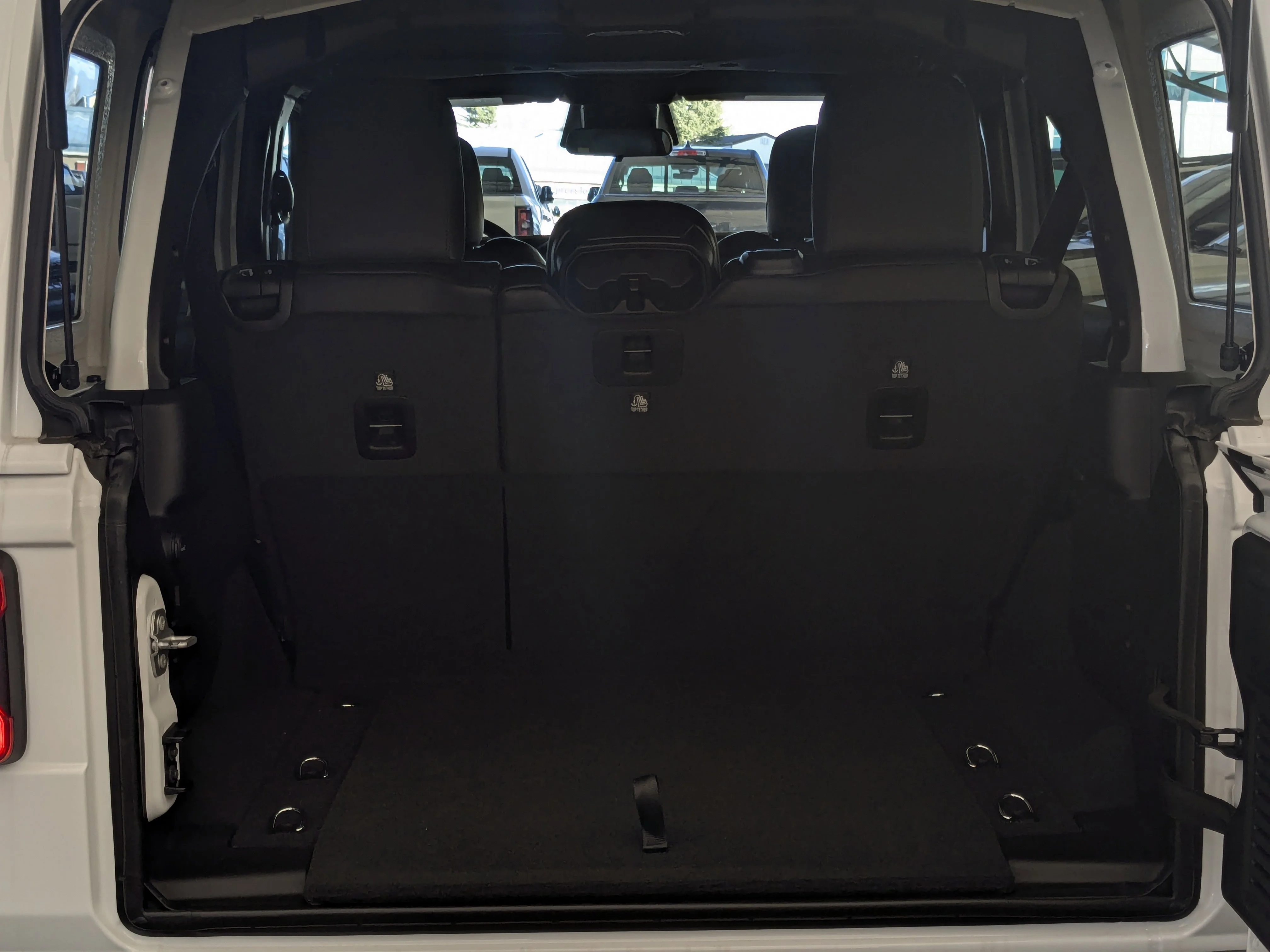 New 2026 White Jeep Sahara - - McKinley Leather Seats - Body?Colour Hardtop - Side Steps - 3.6L Pentastar V6 & More image 26
