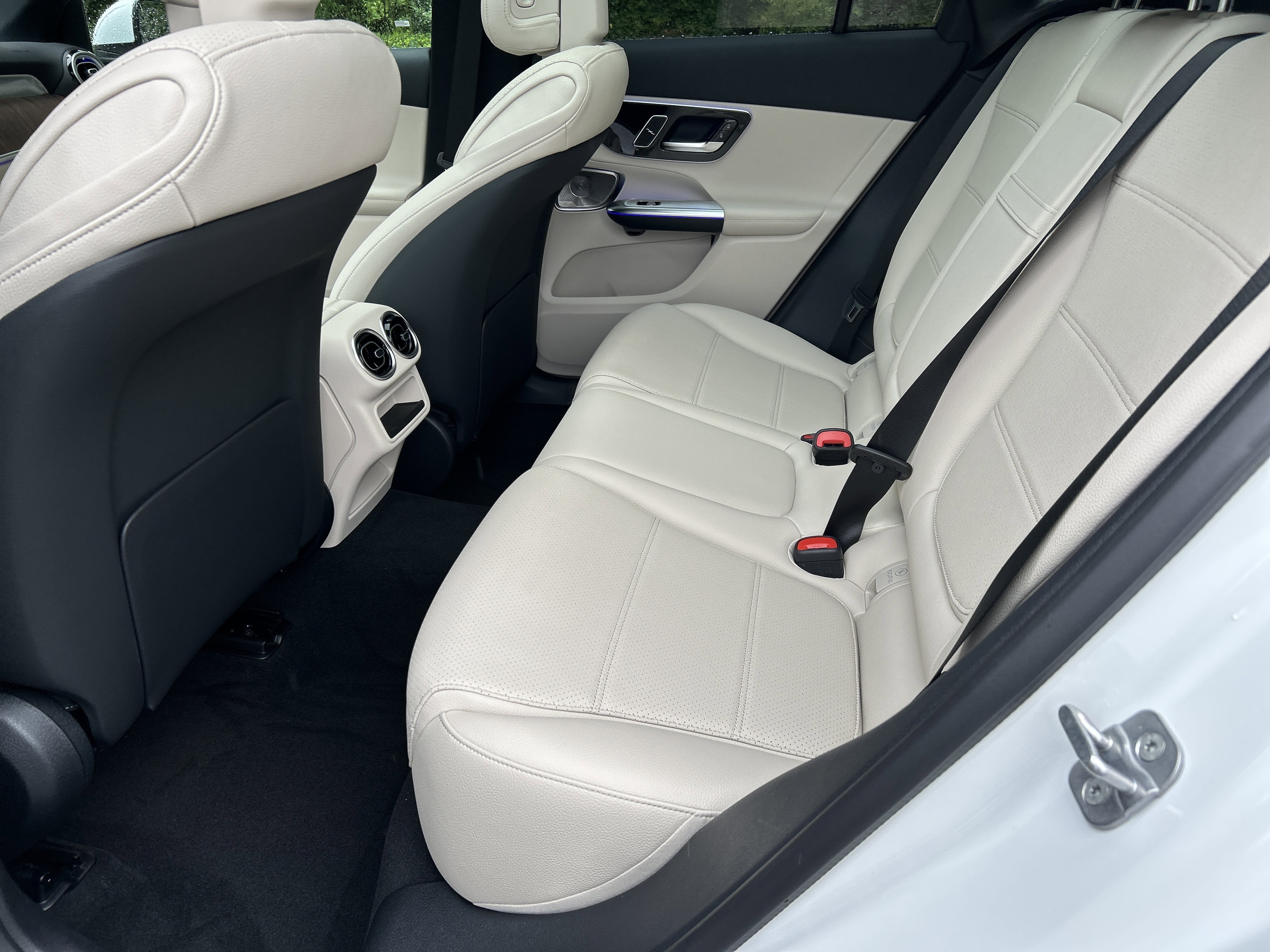 New 2026 MANUFAKTUR Moonlight White Metallic Mercedes-Benz GLC 300 SUV image 36
