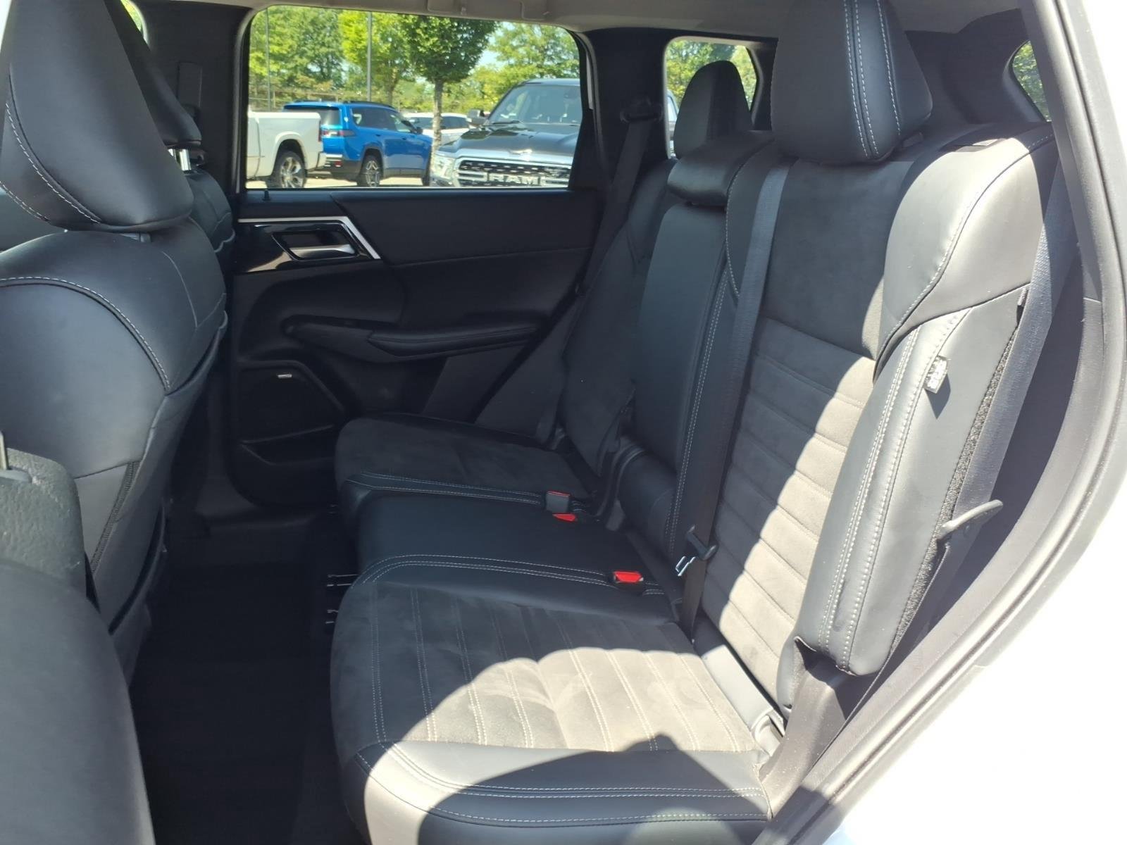 Used 2025  Mitsubishi SE image 20