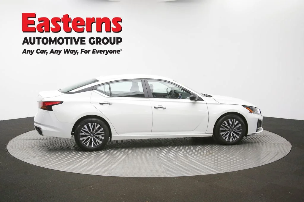 Used 2025 White Nissan 2.5 SV image 45