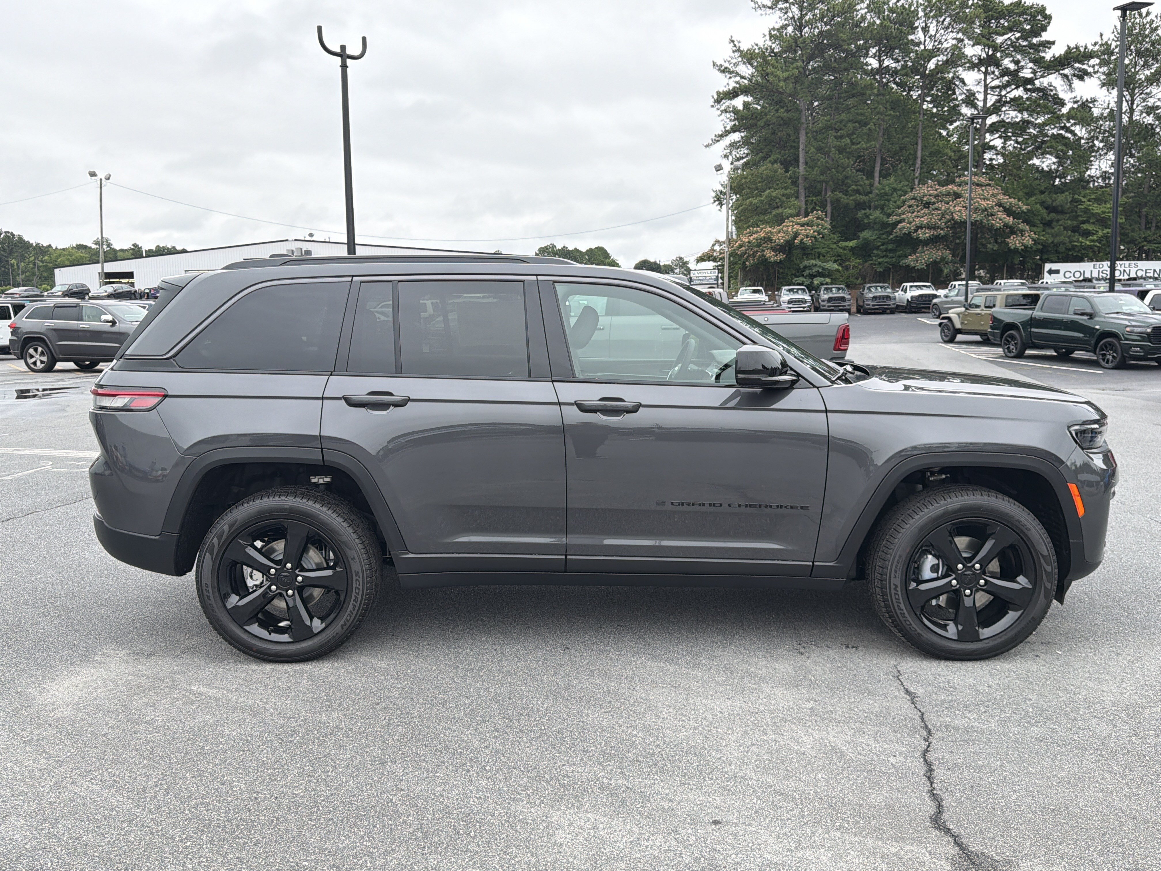New 2026 Baltic Gray Metallic Clear-Coat Exterior Paint Jeep Limited image 9