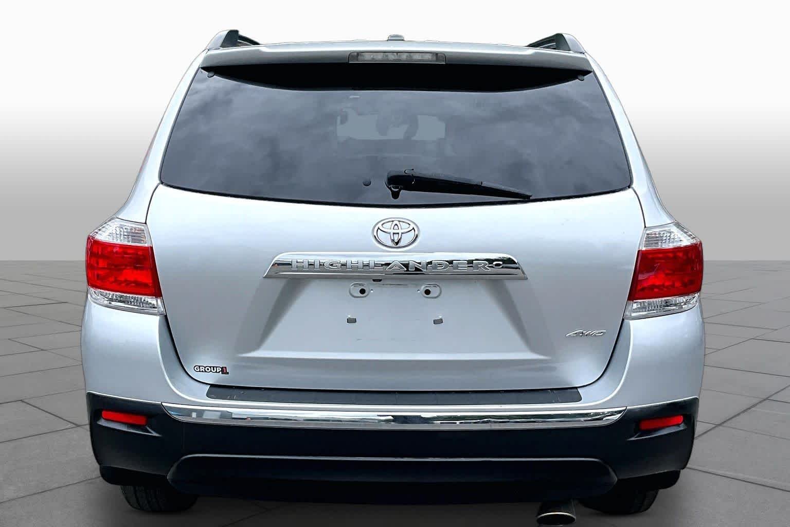Used 2012 Classic Silver Metallic Toyota  image 5