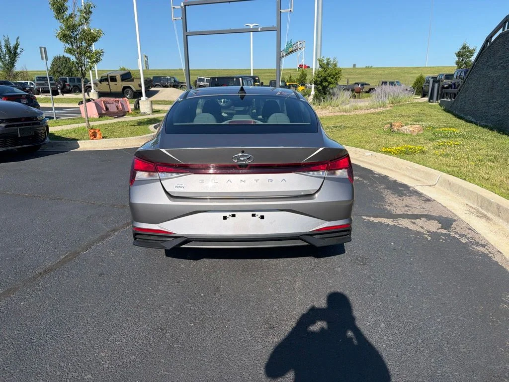 Used 2022 Silver Hyundai SEL image 6