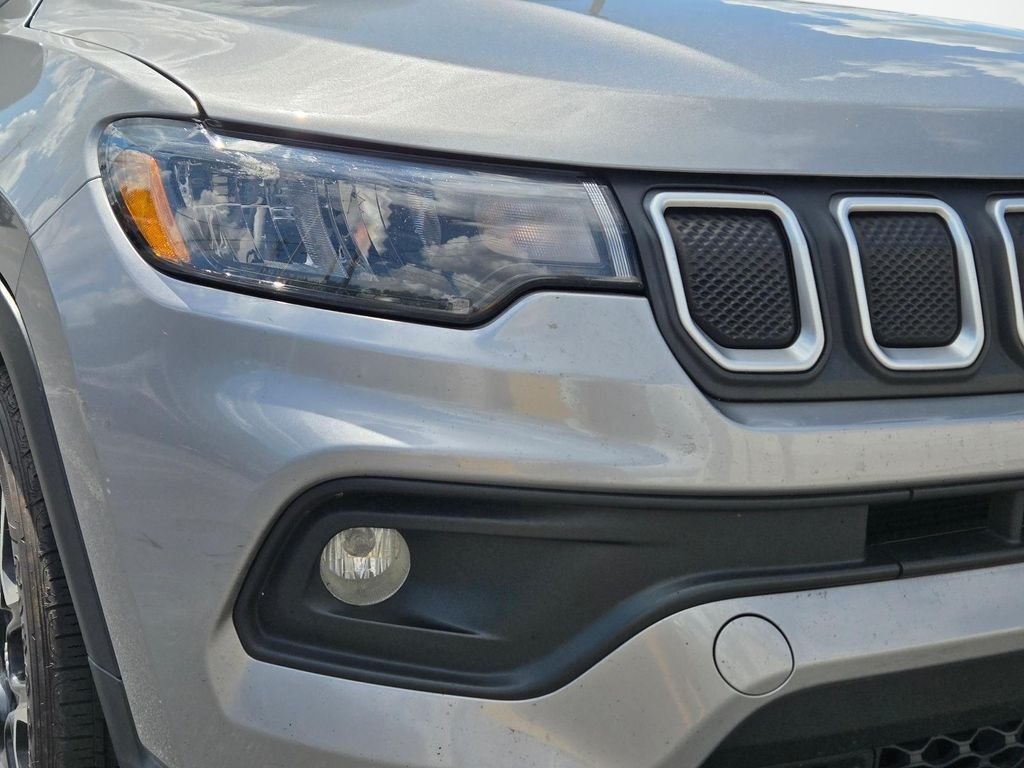 Used 2022 Silver Jeep Latitude image 2