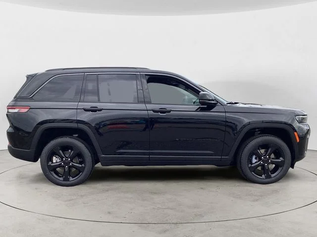 New 2026 Diamond Black Crystal Pearlcoat Jeep LIMITED 4X4 image 7