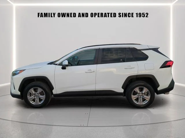 Used 2022 White Toyota XLE image 3