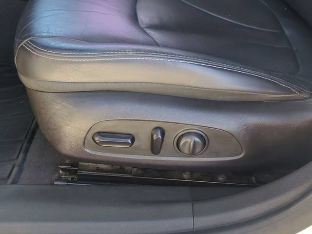Used 2017 WHITE FROST TRICOAT Buick Essence image 23