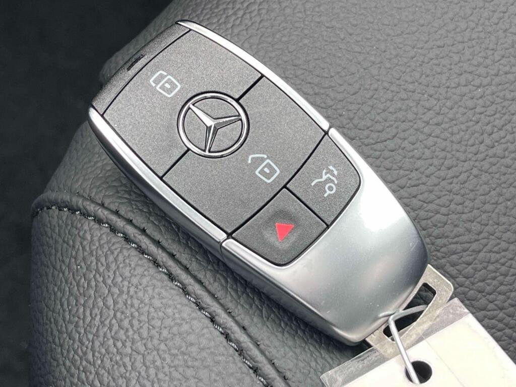 New 2026 Polar White Mercedes-Benz GLB 250 image 4