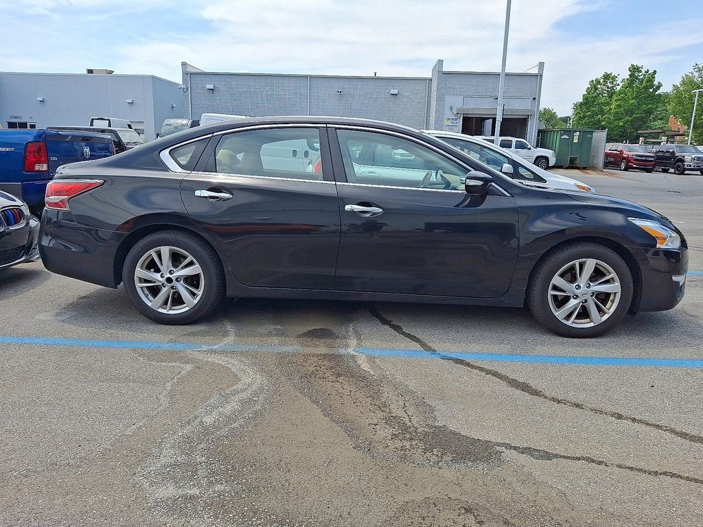 Used 2015 Black Nissan 2.5 SL image 6