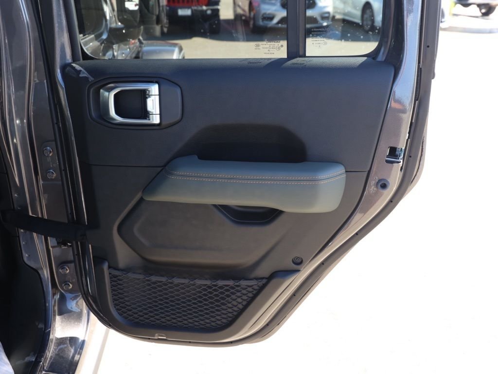 New 2026 Granite Crystal Metallic Clear-Coat Exterior Paint Jeep Mojave image 17