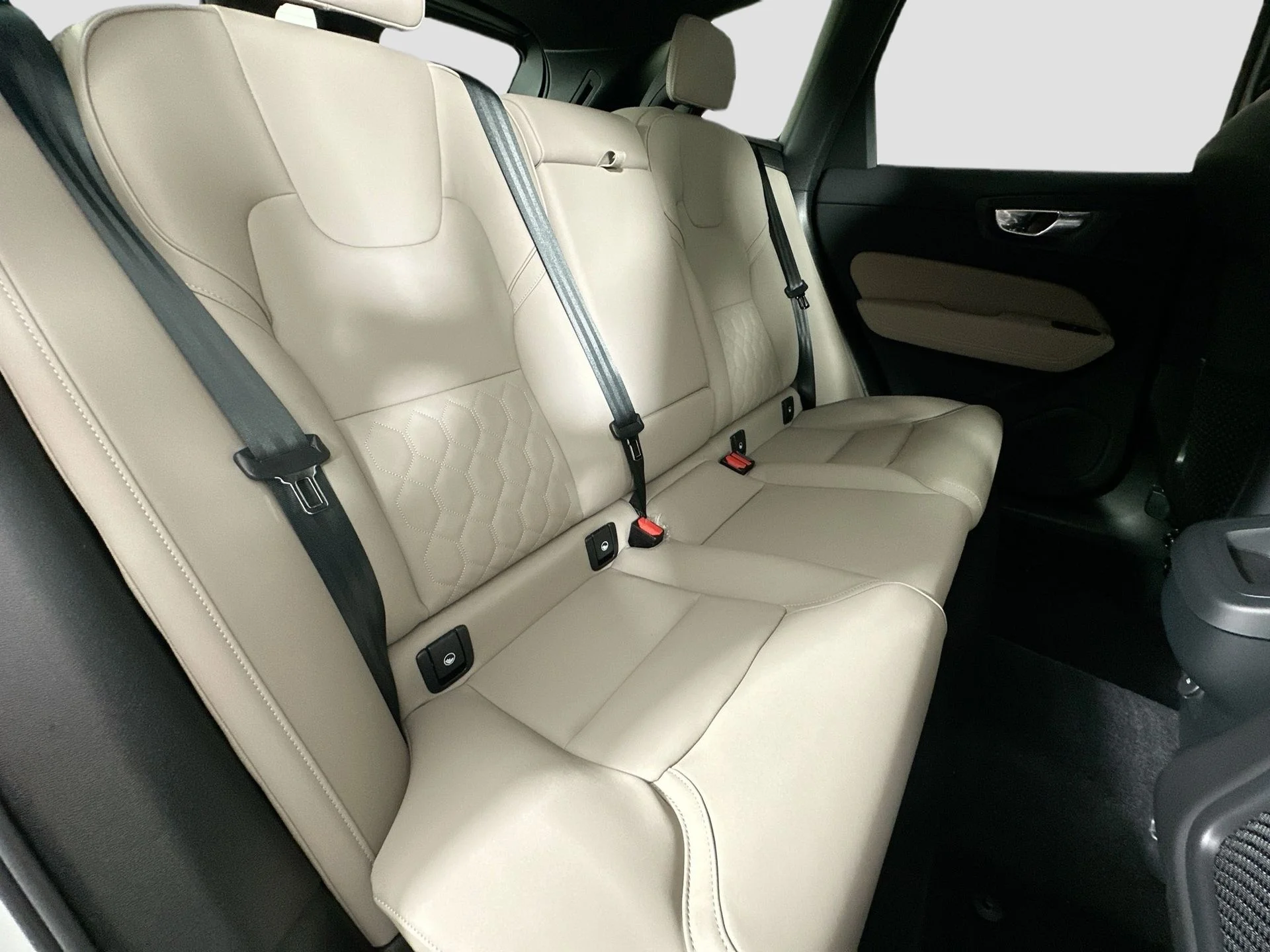 New 2026 White Volvo B5 Plus image 27